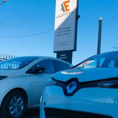 Ile kosztuje elektryk samochodowy? Zaskakujące ceny usług!