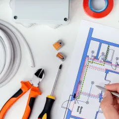 Rysunek techniczny instalacji elektrycznej, zgodny z normą PN-HD 60364-6, z materiałami i narzędziami.