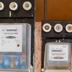 Dwa liczniki energii elektrycznej, jeden z nich czeka na wymiana licznika Tauron.