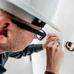Ile zarabia elektryk na godzinę? Zaskakujące stawki w Polsce