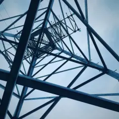 Czy aluminium przewodzi prąd? Odkryj zaskakujące właściwości!