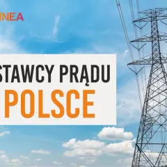 Wysokie słupy energetyczne i napis "DOSTAWCY PRĄDU W POLSCE" na tle błękitnego nieba z chmurami.