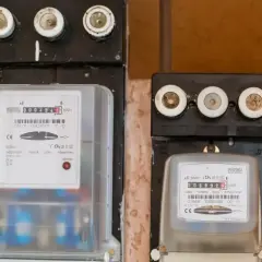 Dwa liczniki energii elektrycznej, jeden z nich to tauron elicznik, pokazują zużycie prądu.