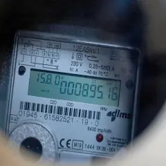 Cyfrowy licznik energii pokazuje 895,16 kWh. To miesięczne zużycie prądu, które można odczytać z wyświetlacza.