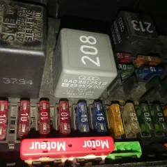 Gdzie są bezpieczniki w Audi 80 B4? Odkryj ich lokalizację i funkcje