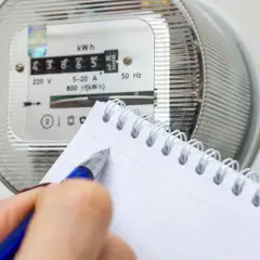 Zapisywanie odczytu licznika energii elektrycznej, by dowiedzieć się, jak obliczyć zużycie prądu.