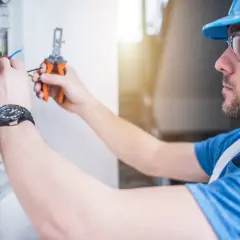 Ile zarabia elektryk miesięcznie? Zaskakujące fakty o wynagrodzeniach