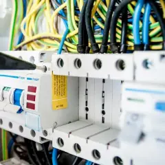 Ile trwa kurs na elektryka? Poznaj czas trwania różnych szkoleń