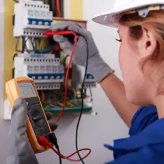 Ile kosztuje odbiór domu przez elektryka? Sprawdź, co wpływa na ceny