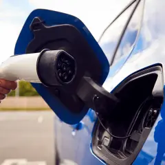 Ile kWh na 100 km? Sprawdź, jak oszczędzać na energii w elektrykach