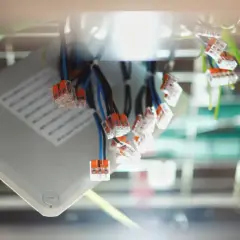 Złączki Wago jak stosować? Prosty montaż przewodów elektrycznych w puszce.