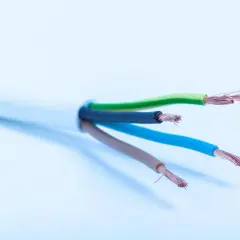 Cztery żyły kabla elektrycznego: zielona, czarna, niebieska i brązowa, gotowe do podłączenia oświetlenia.