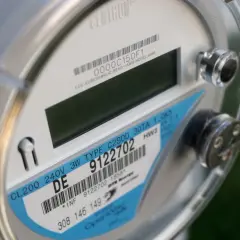 Nowoczesny licznik energii elektrycznej, model G12W, od firmy Energa. Widoczny numer seryjny 9122702.