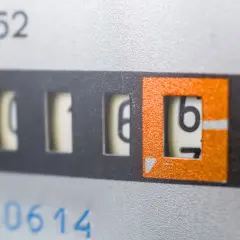 Zbliżenie na licznik energii elektrycznej, widoczne cyfry wskazujące zużycie w ramach taryfy c12a.