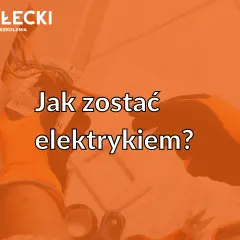 Ręce w pomarańczowych rękawicach pracują przy instalacji elektrycznej. Tekst: "Jak zostać elektrykiem?".