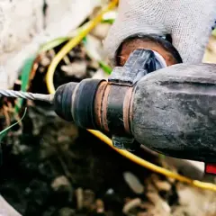 Ile kosztuje uziemienie domu? Zobacz, co wpływa na cenę!