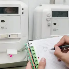 Zapisuję odczyt liczników energii elektrycznej, aby przygotować rachunek za prąd.
