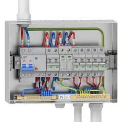 Wnętrze rozdzielni elektrycznej z wyłącznikami i przewodami. Sprawdź uzbrojenie rozdzielni elektrycznej cena.