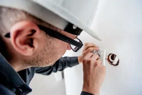 Ile zarabia elektryk na godzinę? Zaskakujące stawki w Polsce