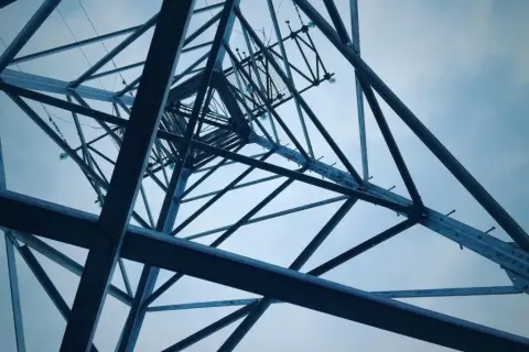 Czy aluminium przewodzi prąd? Odkryj zaskakujące właściwości!