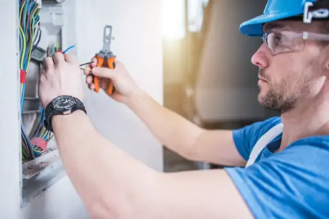 Ile zarabia elektryk miesięcznie? Zaskakujące fakty o wynagrodzeniach