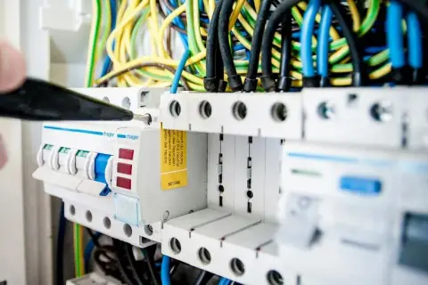 Ile trwa kurs na elektryka? Poznaj czas trwania różnych szkoleń