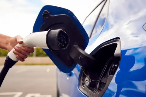 Ile kWh na 100 km? Sprawdź, jak oszczędzać na energii w elektrykach