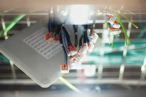Złączki Wago jak stosować? Prosty montaż przewodów elektrycznych w puszce.