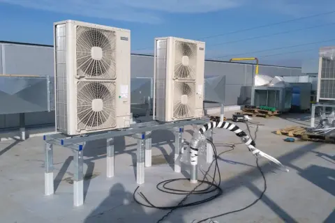 Jednostki zewnętrzne klimatyzacji na dachu, instalacja.