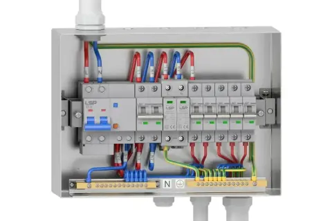 Wnętrze rozdzielni elektrycznej z wyłącznikami i przewodami. Sprawdź uzbrojenie rozdzielni elektrycznej cena.