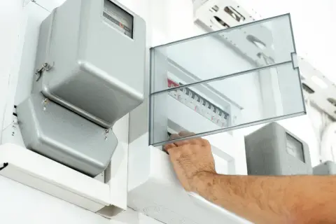 Jak podłączyć bezpiecznik 1 fazowy bez ryzyka błędów i awarii