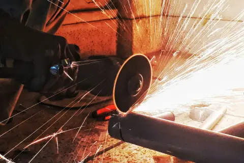 Narzędzia hydrauliczne i pneumatyczne – jak dobrać je do warunków pracy i uniknąć awarii?