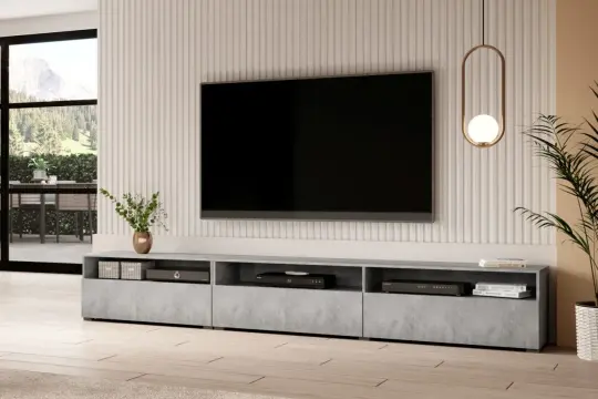 Nowoczesny salon z telewizorem na ścianie i szafką RTV. Dowiedz się, jak zamaskować kable na ścianie, by uzyskać estetyczny wygląd.