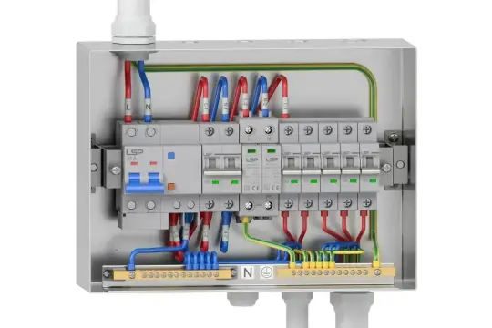 Wnętrze rozdzielni elektrycznej z wyłącznikami i przewodami. Sprawdź uzbrojenie rozdzielni elektrycznej cena.