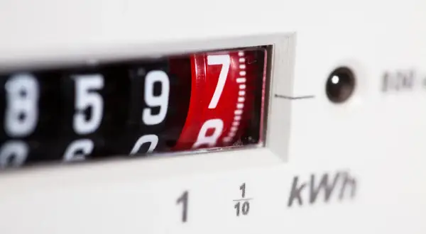 Zbliżenie na licznik przedpłatowy Energa z widocznymi cyframi 8597.