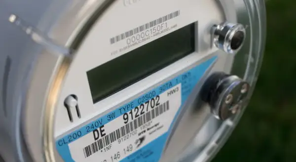 Inteligentny licznik energii elektrycznej, model Centron, z etykietą informującą o taryfie i numerze seryjnym.