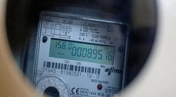 Cyfrowy licznik energii pokazuje 895,16 kWh. To miesięczne zużycie prądu, które można odczytać z wyświetlacza.