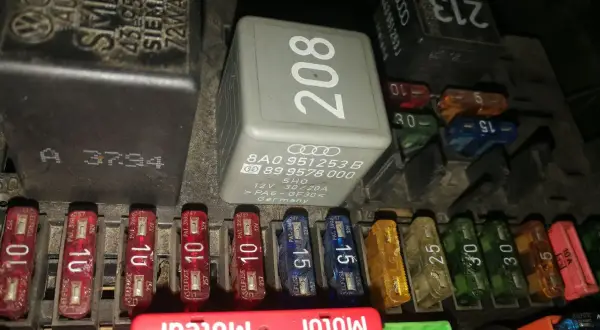 Gdzie są bezpieczniki w Audi 80 B4? Odkryj ich lokalizację i funkcje