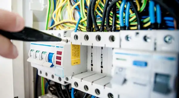 Ile trwa kurs na elektryka? Poznaj czas trwania różnych szkoleń