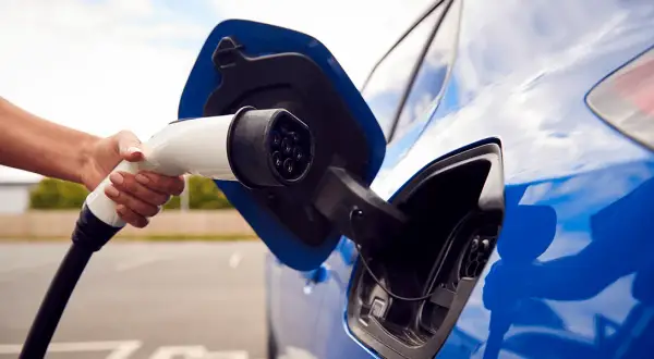 Ile kWh na 100 km? Sprawdź, jak oszczędzać na energii w elektrykach