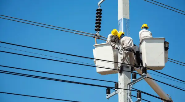 Ile zarabia pomocnik elektryka? Zaskakujące fakty o wynagrodzeniach