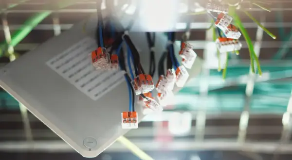 Złączki Wago jak stosować? Prosty montaż przewodów elektrycznych w puszce.