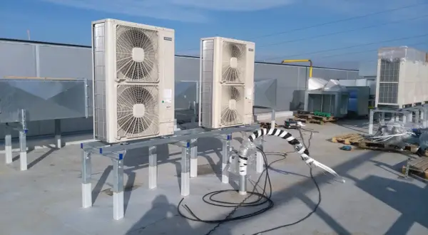 Jednostki zewnętrzne klimatyzacji na dachu, instalacja.