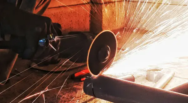 Narzędzia hydrauliczne i pneumatyczne – jak dobrać je do warunków pracy i uniknąć awarii?