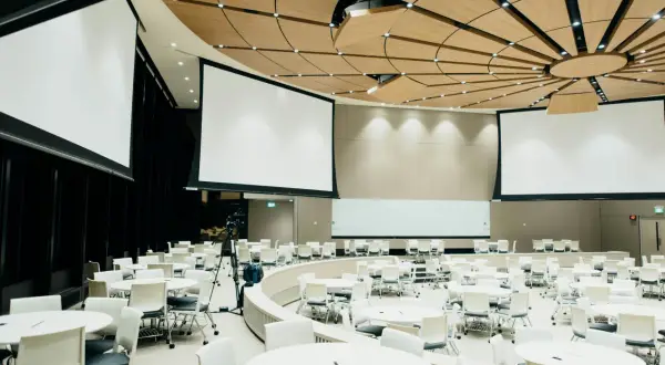 Technika estradowa – jak dobrać sprzęt i obsługę na profesjonalny event?