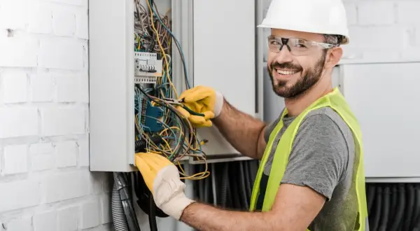 Ile kosztuje elektryka w domu 100m2? Sprawdź, co wpływa na ceny