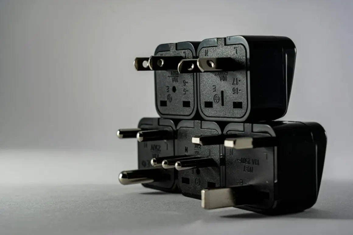 Stos wtyczek elektrycznych, symbolizujący brak jednej fazy w domu.