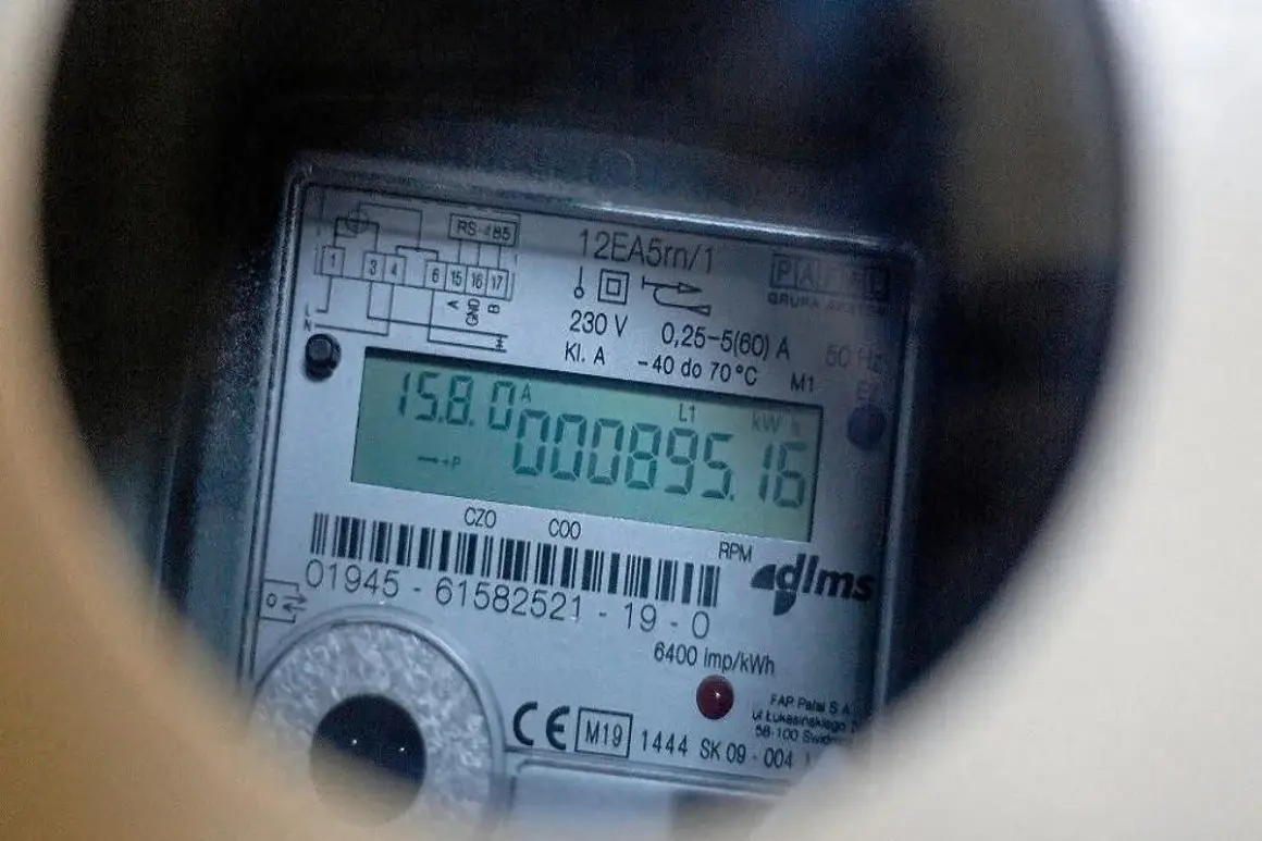 Cyfrowy licznik energii pokazuje 895,16 kWh. To miesięczne zużycie prądu, które można odczytać z wyświetlacza.