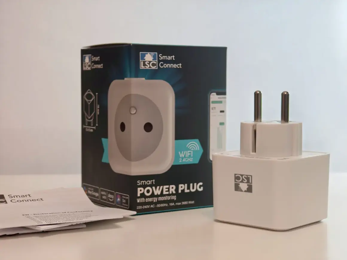 Inteligentne gniazdko LSC Smart Connect z monitorowaniem energii. W zestawie opakowanie i instrukcja.