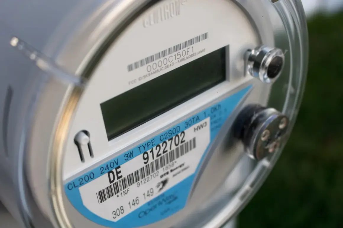 Nowoczesny licznik energii elektrycznej, model G12W, od firmy Energa. Widoczny numer seryjny 9122702.